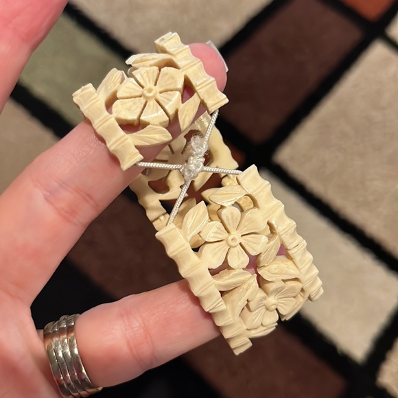 Cream Plastic Floral “Carved” Stretch Bracelet - Picture 2 of 3